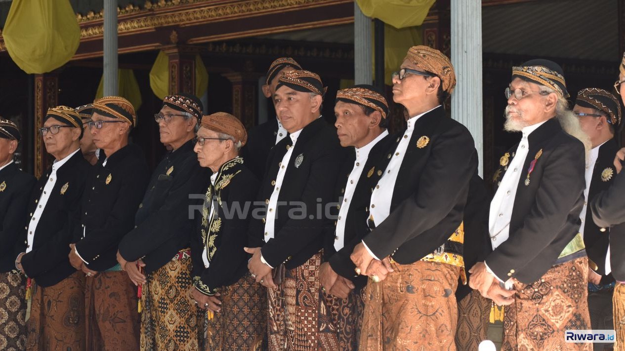 Abdi dalem Sentono Karaton Surakarta Hadiningrat mengawal prosesi sakral Grebeg Besar Iduladha 2026 yang dipimpin langsung Pakubuwono XIV